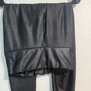 BLACK LEGGINGS BRIGHT